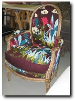 Bergère Louis XVI parée de tissu Kenzo, coussin en plumes