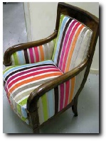 Bergère empire , velours à rayures multicolores, finition clous dorés