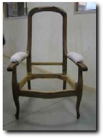 Carcasse de fauteuil voltaire en attente de sa garniture
