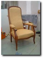 Fauteuil Voltaire, réfection achevée, finition double passe-poil